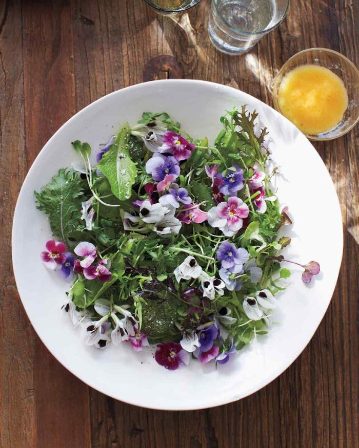 green-salad-with-edible-flowers-ma130124_vert